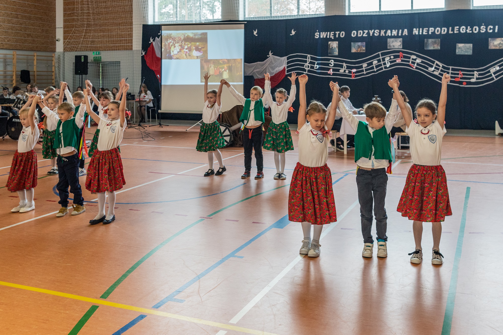 Narodowe Święto Niepodległości. Obchody 11 listopada w szkole w Malcanowie. Występ taneczny dzieci z klad I - III