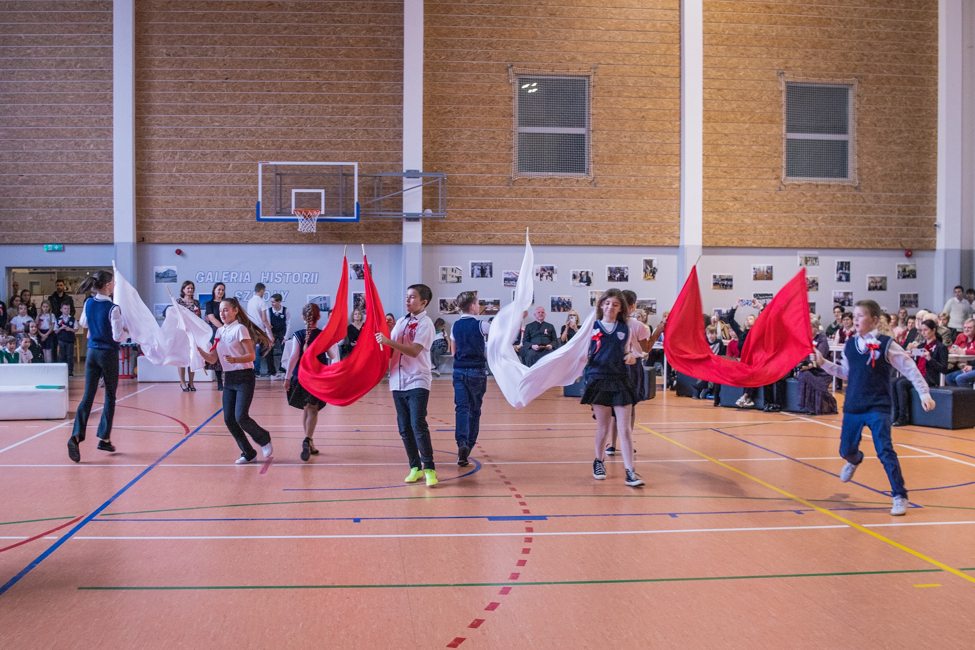 Narodowe Święto Niepodległości. Obchody 11 listopada w szkole w Malcanowie. Taniec z flagami