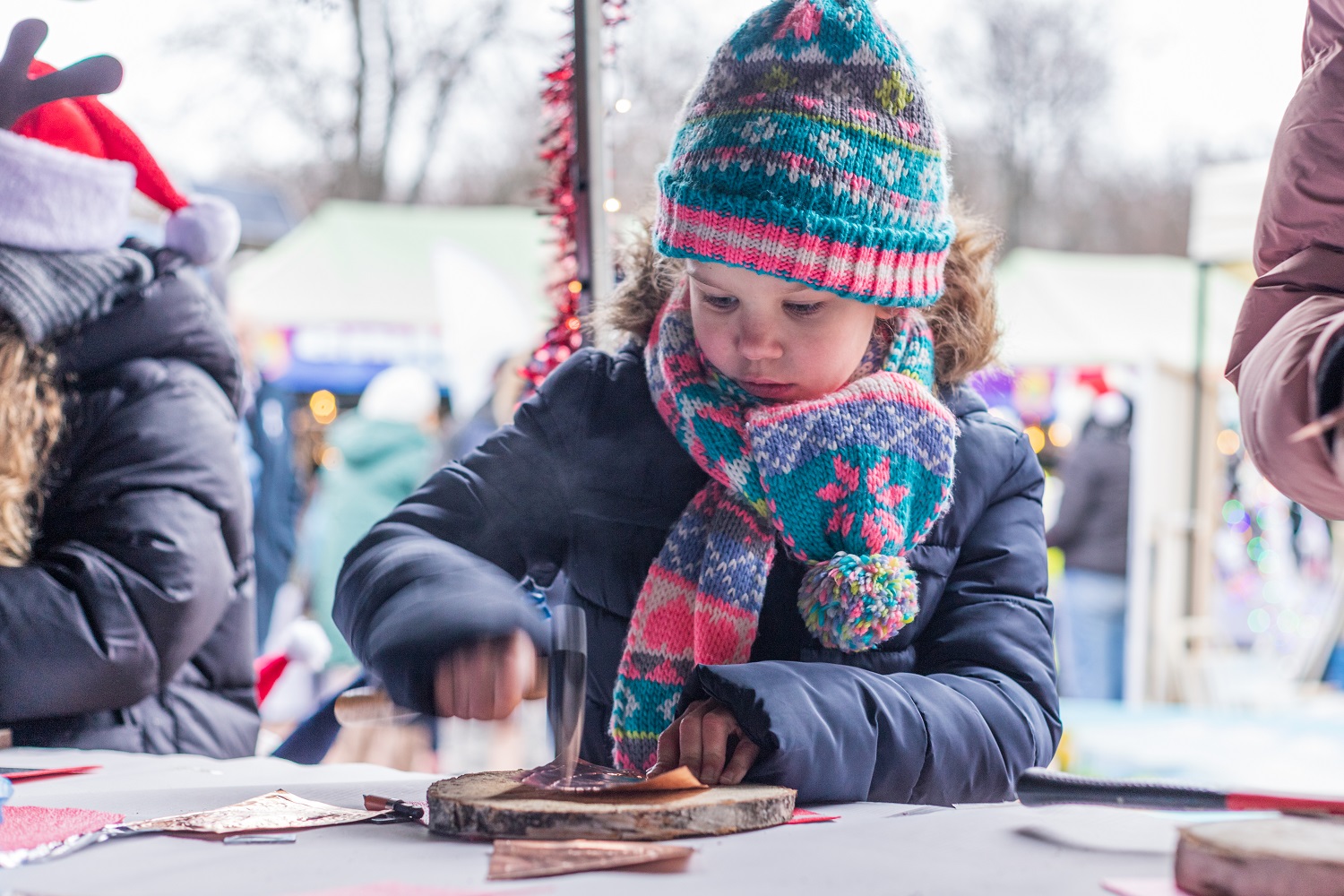 "Wspólne ubieranie choinki" 4 grudnia w Wiązownie. Na stoisku GOK chętni wykonywali ozdoby świąteczne