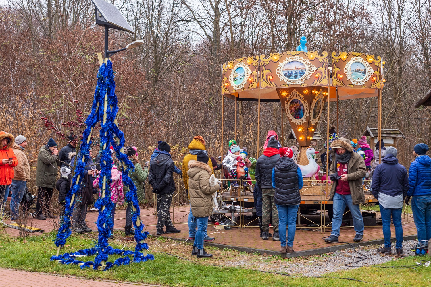 "Wspólne ubieranie choinki" 4 grudnia w Wiązownie. Do darmowej karuzeli utworzyła się długa kolejka