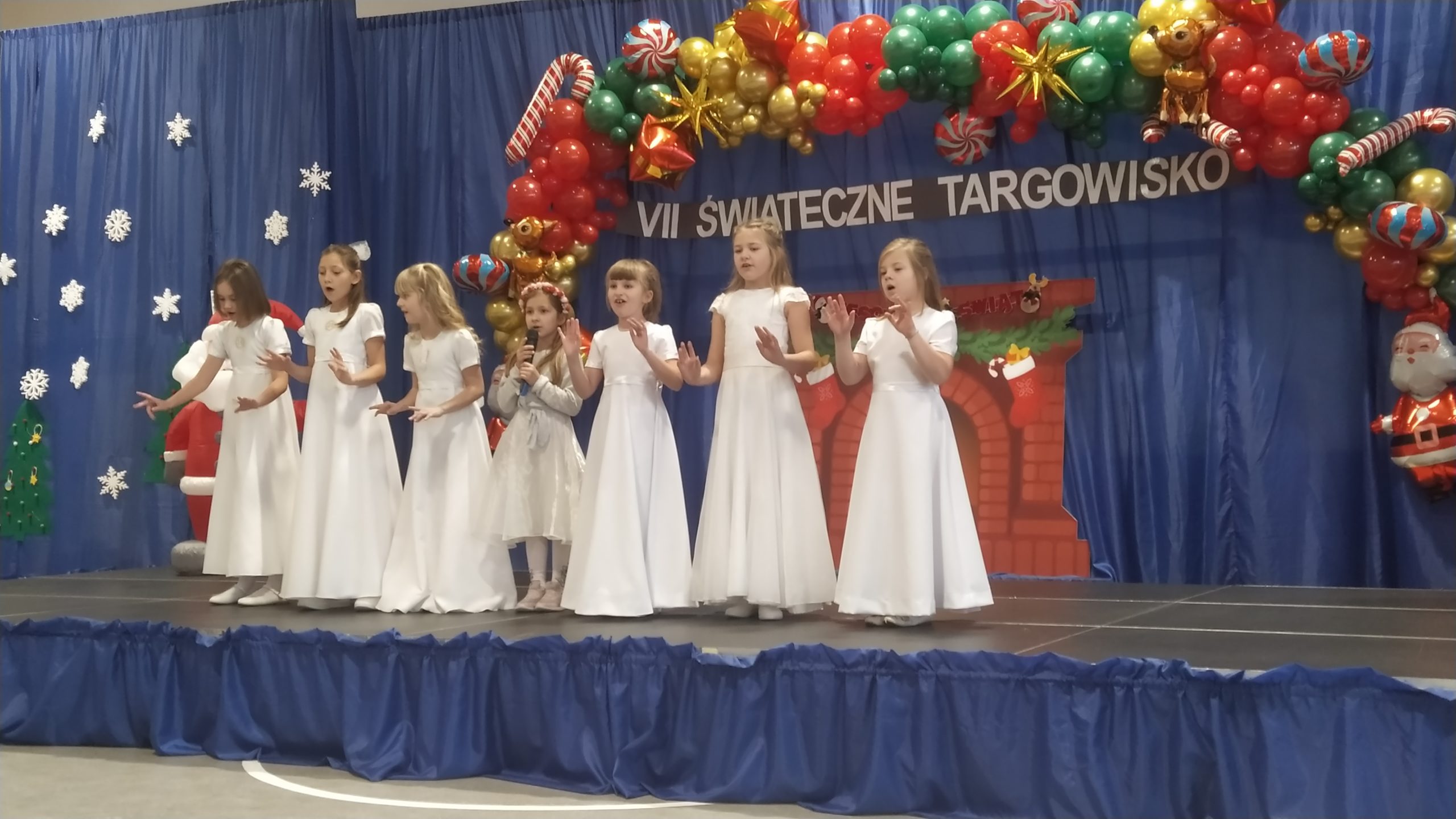 VII "Świąteczne Targowisko" w szkole w Gliniance. Występy artystyczne dziewcząt w białych sukienkach