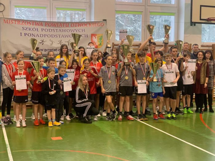 Mistrzostwa Powiatu Otwockiego w tenisie stołowym dziewcząt i chłopców. Wspólne zdjęcie wszystkich zawodników.
