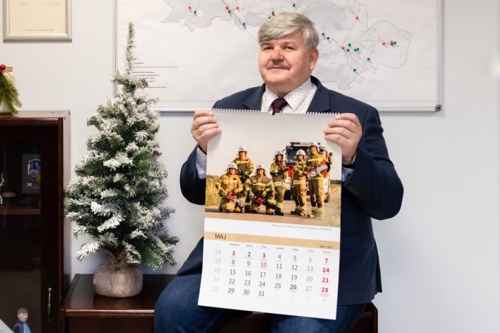Wójt Janusz Budny prezentuje kalendarz Gminy Wiązowna na 2023 r.