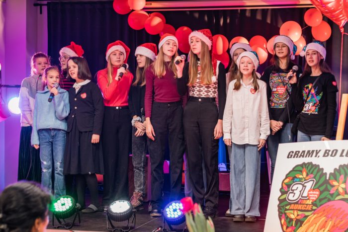 31. finał Wielkiej Orkiestry Świątecznej Pomocy. Grupa dziewcząt na scenie śpiewa piosenkę.