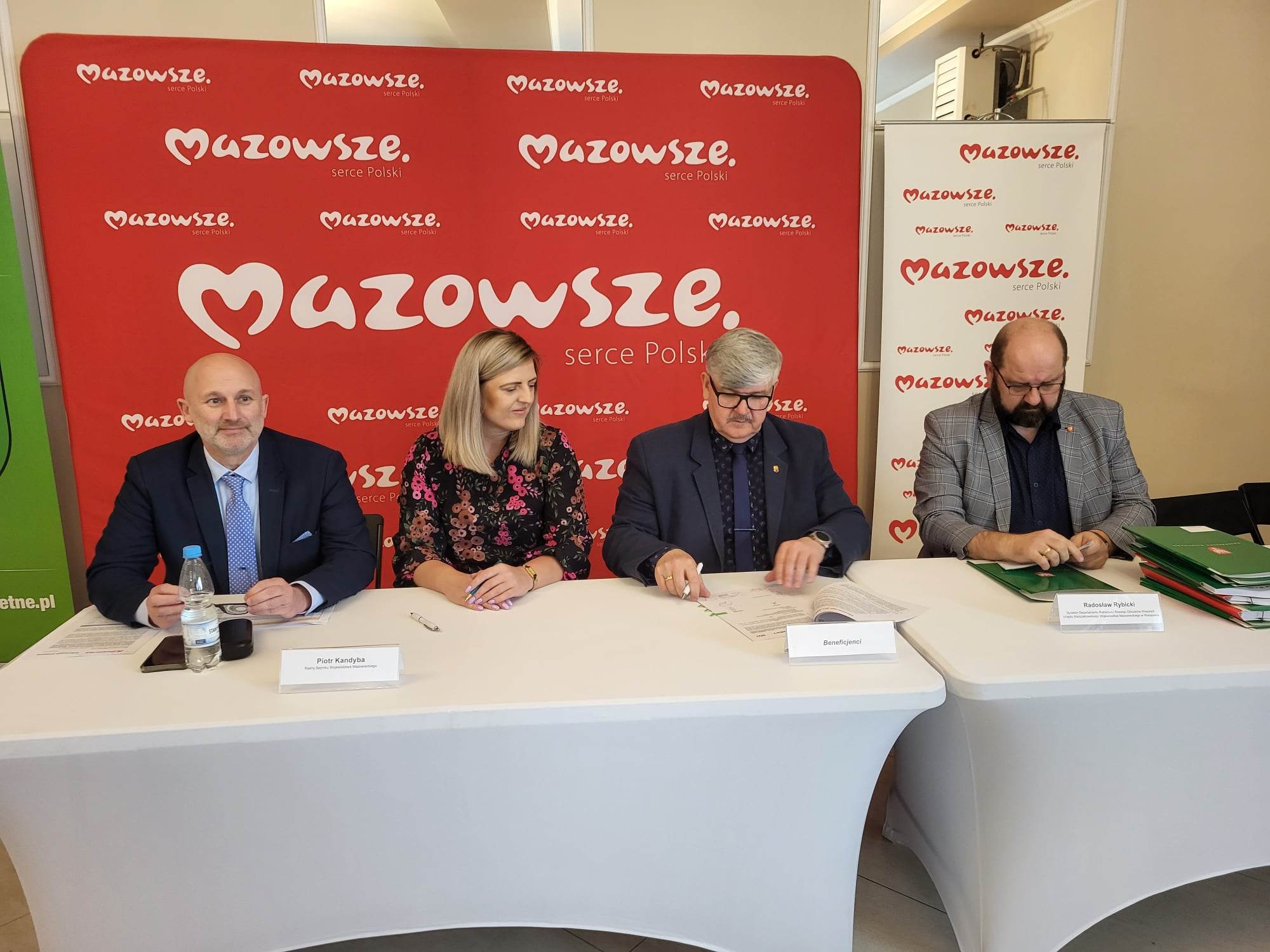 Wójt Janusz Budny i skarbnik Agnieszka Kowalska podpisują umowy na otrzymane dotacje