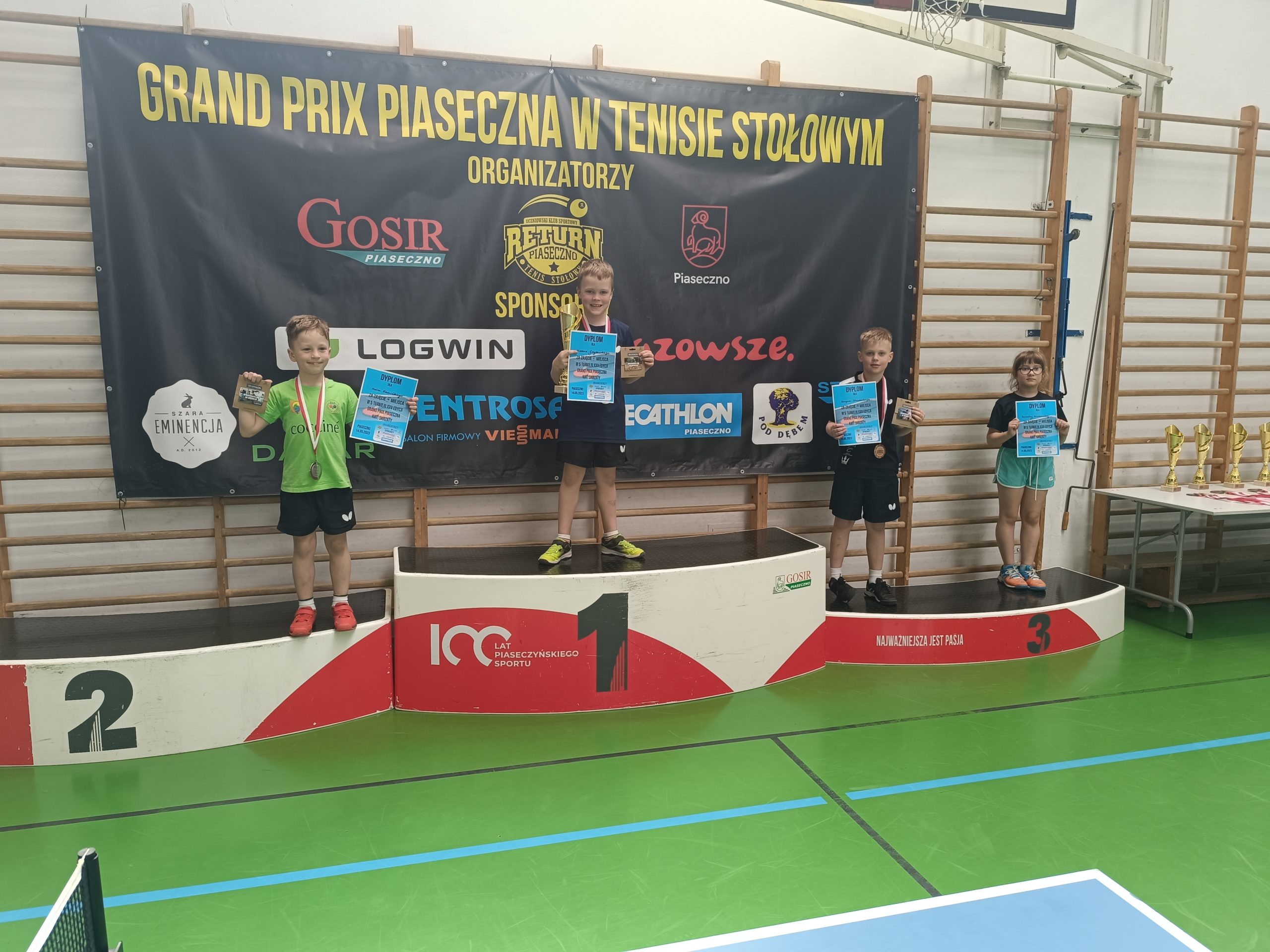 Podium najlepszych zawodników w tenisa stołowego skrzatów na GP Piaseczna
