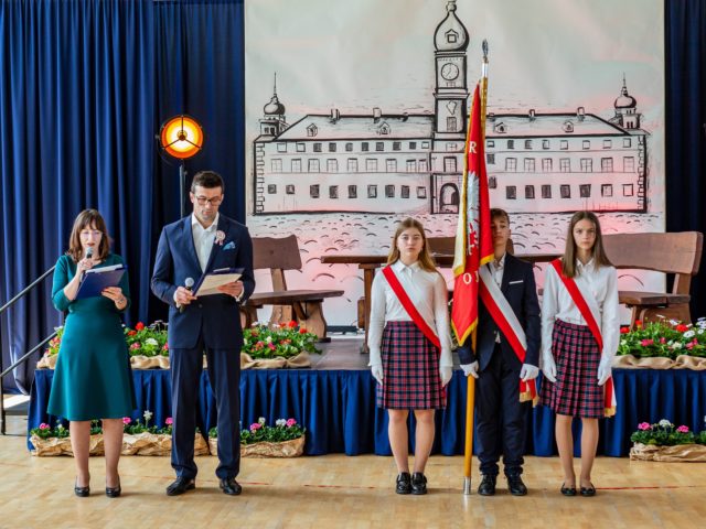 Uroczystość poprowadzili nauczyciele ze szkoły w Zakręcie. Po prawej poczet sztandarowy szkoły.