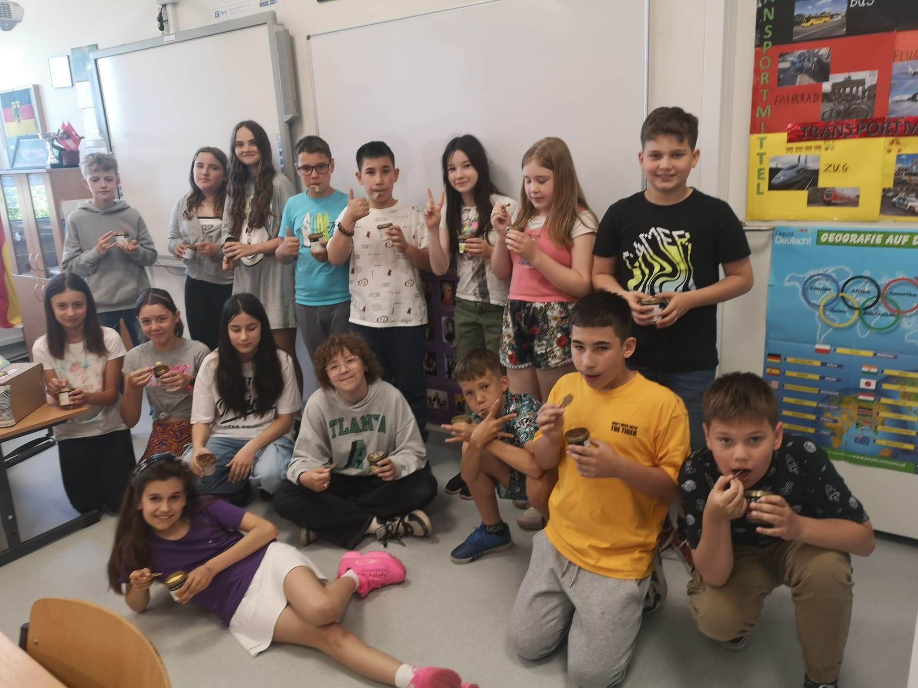 Grupa dzieci w klasie konsumuje lody.