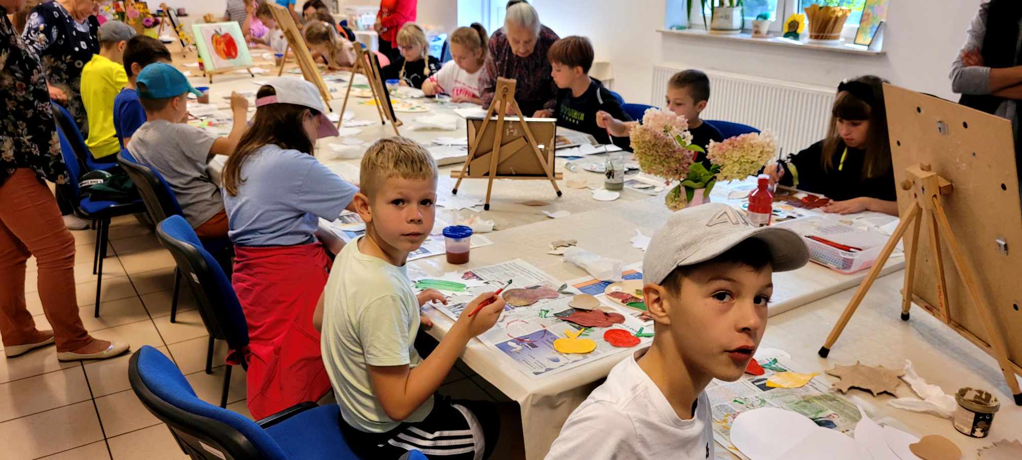 Warsztaty artystyczne "Dary Jesieni" dla dzieci ze szkoły w Gliniance przygotowane przez seniorów