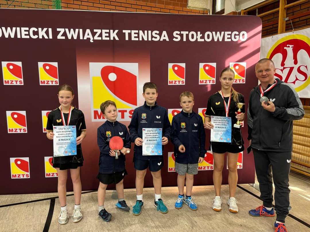 Młodzicy GKTS Wiązowna z trenerem Tomkiem Grzybowskim