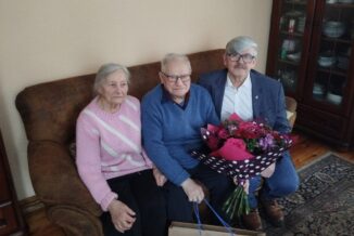 Jan Tołwiński z żoną i wójtem Januszem Budnym