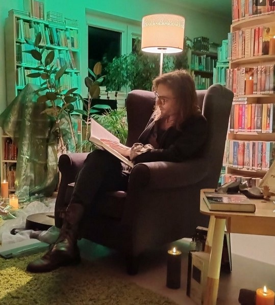 Paweł Izdebski czyta Tolkiena (foto: Zespół Biblioteki Publicznej Gminy Wiązowna)